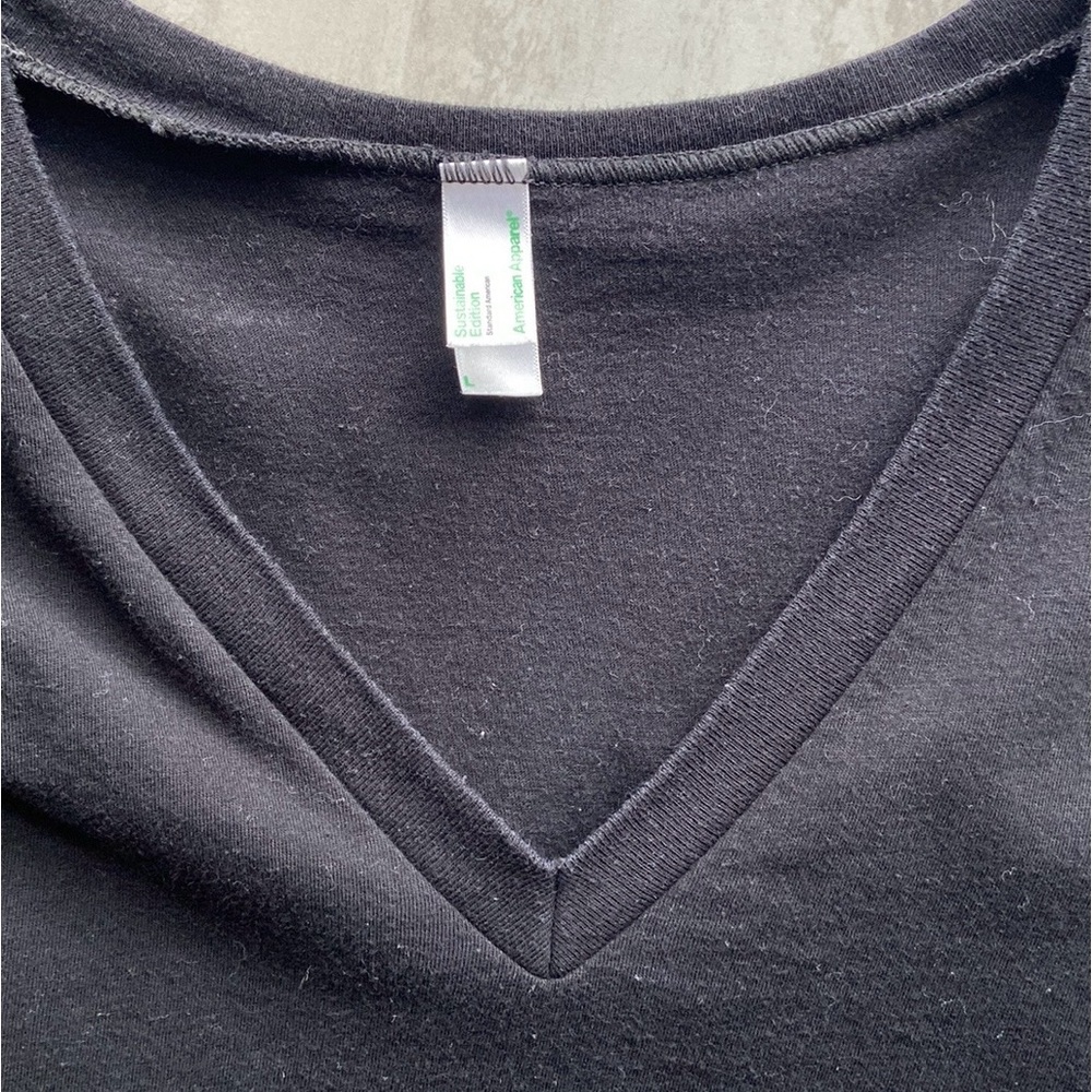 AMERICAN APPAREL Men’s V-Neck Tee - Picture 2 of 3